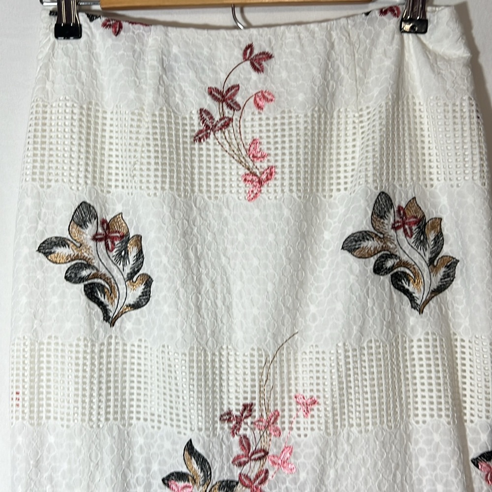 Antonio Melani White Floral Embroidery Skirt Size 4 - Picture 2 of 7